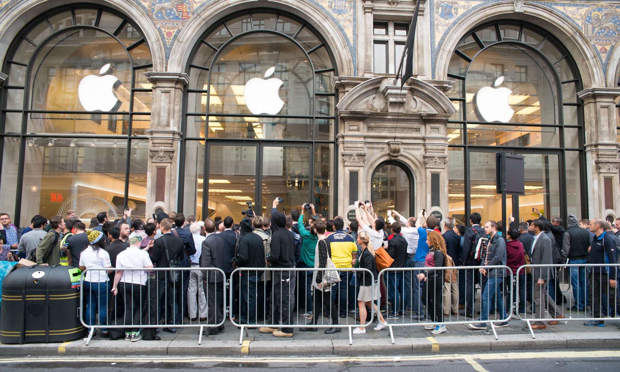 Apple store crowds